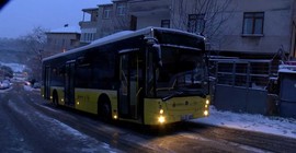 Ataşehir'de kar yağışı etkisini artırdı; İETT otobüsleri yolda kaldı