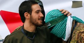 Esir takasının 7. turu: İsrailli rehine, Hamas savaşçısını alnından öptü