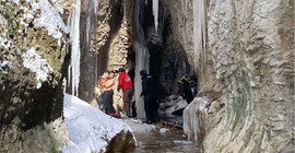 Nöbetten dönen sağlıkçılar 30 metre yükseklikten düştü