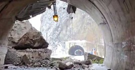 Kemalpaşa-Sarp kara yolunda heyelan