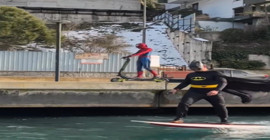 Bebek sahilinde renkli görüntüler: Sörf yapan Batman ile skuter kullanan Spider Man aynı karede