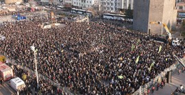 Öcalan'ın açıklaması: Bölge kentlerinden binler Diyarbakır'a akın etti