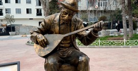 Aşık Veysel heykelinin sazını yine kırdılar