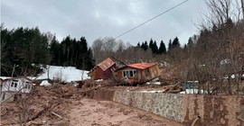 Artvin’de heyelan: ev ters döndü, kendi çatısının üzerine düştü