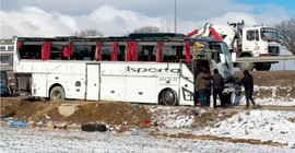 Yolcu otobüsü şarampole devrildi: 1 ölü, 25 yaralı