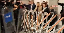 Milletvekilleri adliye içindeki polis barikatını yıktı