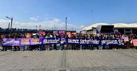 Feministler gözaltında cinsel şiddete karşı eylem yaptı
