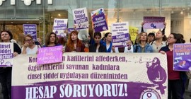 Kadınlar çıplak aramayı protesto etti