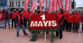 Taksim abluka altında: DİSK heyeti meydana çelenk bıraktı