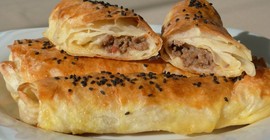 Hazır Yufkayla El Açması Tadında Börek Keyfi! İşte Ağız Sulandıran Kıymalı Börek Tarifi