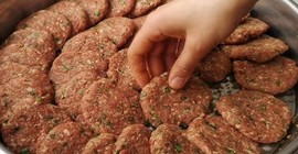 Lezzetli köfte yapmak için kıyma harcına 1 kaşık ekleyin! Bakın lezzetli olacak