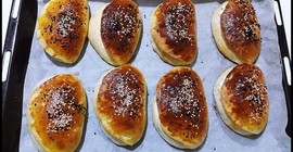 Yapımı en kolay 2 poğaça. Hazırlaması 10 dakika sürüyor.. Asla Bayatlamıyor