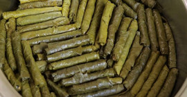 Suyunu süzüp içine 1 çay bardağı kadar ekleyin! Sarma daha iyi pişiyor