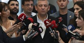 Özgür Özel'den kayyım açıklaması: 'O kayyum orada 6 gün durur. 6 gün sonra parti, seçilmiş Genel Başkanı yeniden seçer'