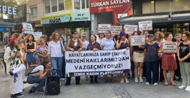 İzmir Kadın Platformu üyeleri Kadınlar İzmir'de hakları için sokağa çıktı