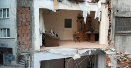 'Kontrollü yıkım' yan binanın duvarını da aldı