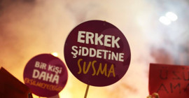 Sûr’da kadınların yaşadığı eve cüppeli ve sarıklı şahıslardan saldırı