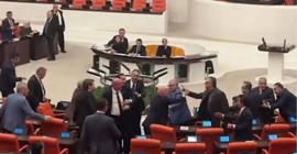 Meclis'te arbede: AKP'li ve CHP'li vekiller birbirine girdi