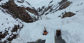 Van-Hakkari kara yoluna çığ düştü: Çok sayıda araç mahsur kaldı