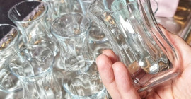 Matlaşmış bardakları parlatmanın yolu. Kireç lekeleri bardaklardan silinip gidiyor