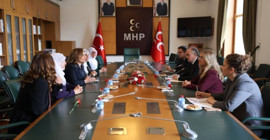 MHP'li Akçay Barış Anneleri'ni Kürtçe karşıladı
