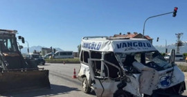 Yüksekova’da minibüs ile kamyon çarpıştı: 3 ölü