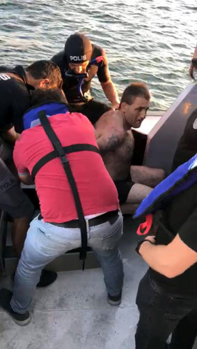 Polisten kaçmak için denize atlayıp 2 kilometre yüzdü - Resim : 2