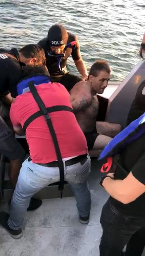 Polisten kaçmak için denize atlayıp 2 kilometre yüzdü - Resim : 2