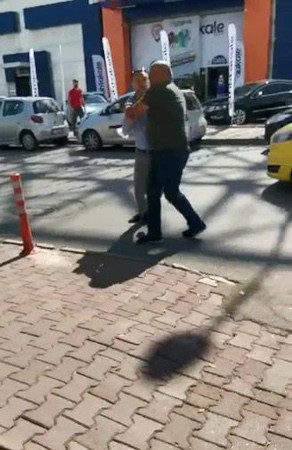 Kadın taksi şoförü: Durak başkanı bana satırla saldırdı - Resim : 1