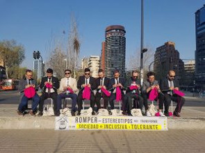 Erkeklerden maçoluğa karşı örgülü protesto - Resim : 2