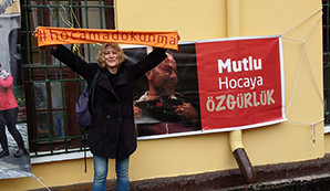 Galatasaray Lisesi’nde ‘Mutlu hocaya özgürlük’ pankartı - Resim : 2