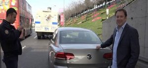Ünlü oyuncunun otomobiline TOMA çarptı - Resim : 1
