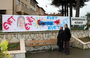 AKP'liler 'Hayır' afişini tahrip etti - Resim : 3