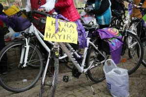 Feministler 'Hayır' için pedal çevirdi - Resim : 2