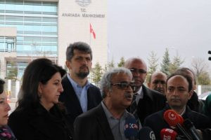 HDP'lilerden AYM'ye çağrı: Boyun eğme! - Resim : 1