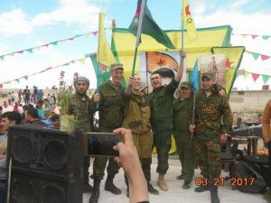 Rus askerleri YPG bayraklarıyla Newroz'da - Resim : 1