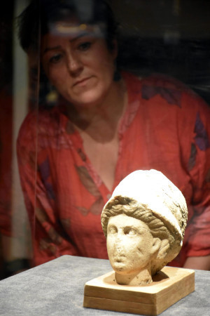 Tanrıça 'Athena'nın 2 bin 300 yıllık heykel başı, 27 yıl sonra sergide - Resim : 1