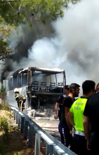 Otobüsteki yangın ormana sıçradı, yolcular son anda kurtuldu - Resim : 2