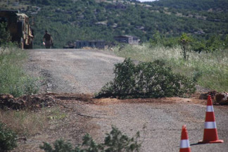Köy girişlerine askeri mevzi kazılıyor - Resim : 1