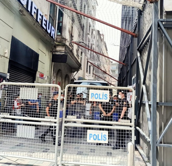 İstanbul LGBTİ+ Onur Haftası'na polis müdahalesi: En az 20 kişi gözaltına alındı - Resim : 1