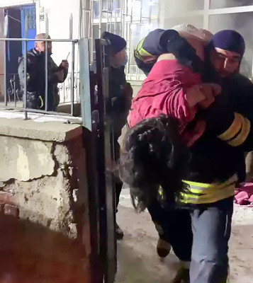 Yangında, kendi oksijen maskesini çocuklara takan itfaiye eri kalp krizi geçirdi - Resim : 1