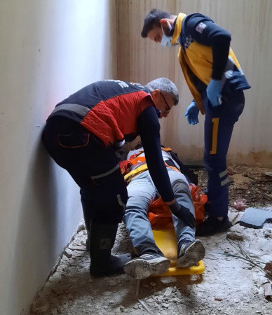 Şantiye şefi, kontrole gittiği inşaatta 4 metre yükseklikten düştü - Resim : 1