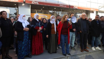 Akdeniz Belediyesi önünden seslendiler: 'Bu hukuksuzluktan vazgeçin'