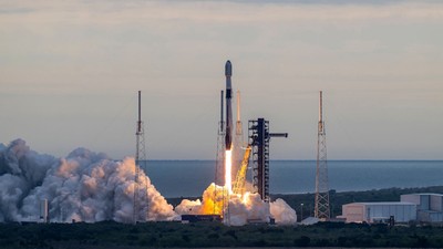 SpaceX, iki uzay aracını Ay'a gönderdi