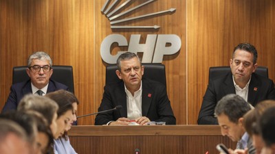 Özgür Özel, CHP İstanbul İl Başkanlığı’nda milletvekilleri ile bir araya geldi