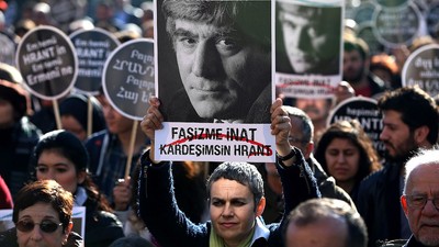 Hrant Dink, 18 yıl önce katledildiği yerde anıldı: Hafıza, hakikat, hayat, hasret