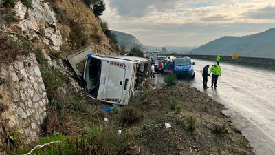 Festivale gidenleri taşıyan tur midibüsü devrildi; 23 yaralı