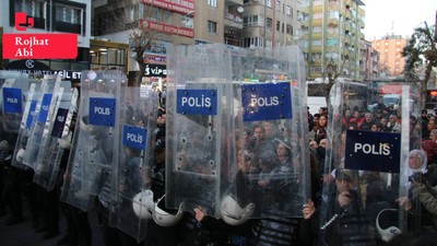 Diyarbakır'da gazeteciler tutuklamaları protesto etti: Halkın sesi olmaya devam edeceğiz