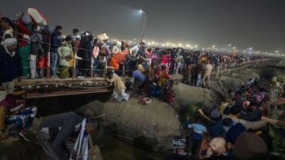 Dünyanın en büyük dini festivali: Hindistan'daki Maha Kumbh'ta izdiham çıktı