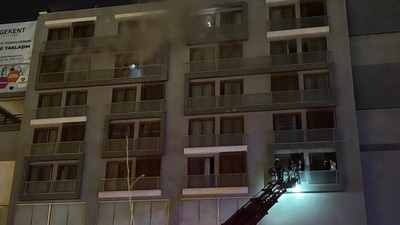 Denizli'de binada çıkan yangın kontrol altında: Mahsur kalanlar kurtarıldı